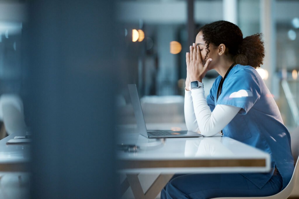 Burnout στους Γιατρούς: Πώς η σωστή οργάνωση προστατεύει την ψυχική υγεία του γιατρού