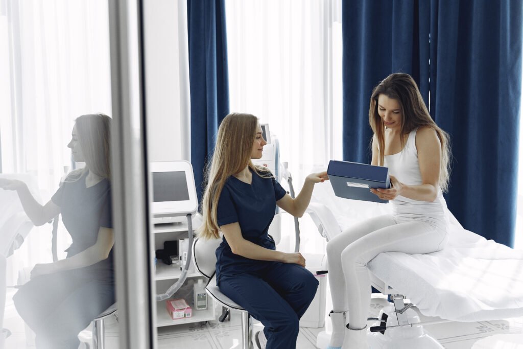 Μία ασθενής ενημερώνεται από τη γιατρό της για τις ενδεδειγμένες λύσεις που υπάρχουν για εκείνη σχετικά με την πλαστική χειρουργική στη Θεσσαλονίκη.